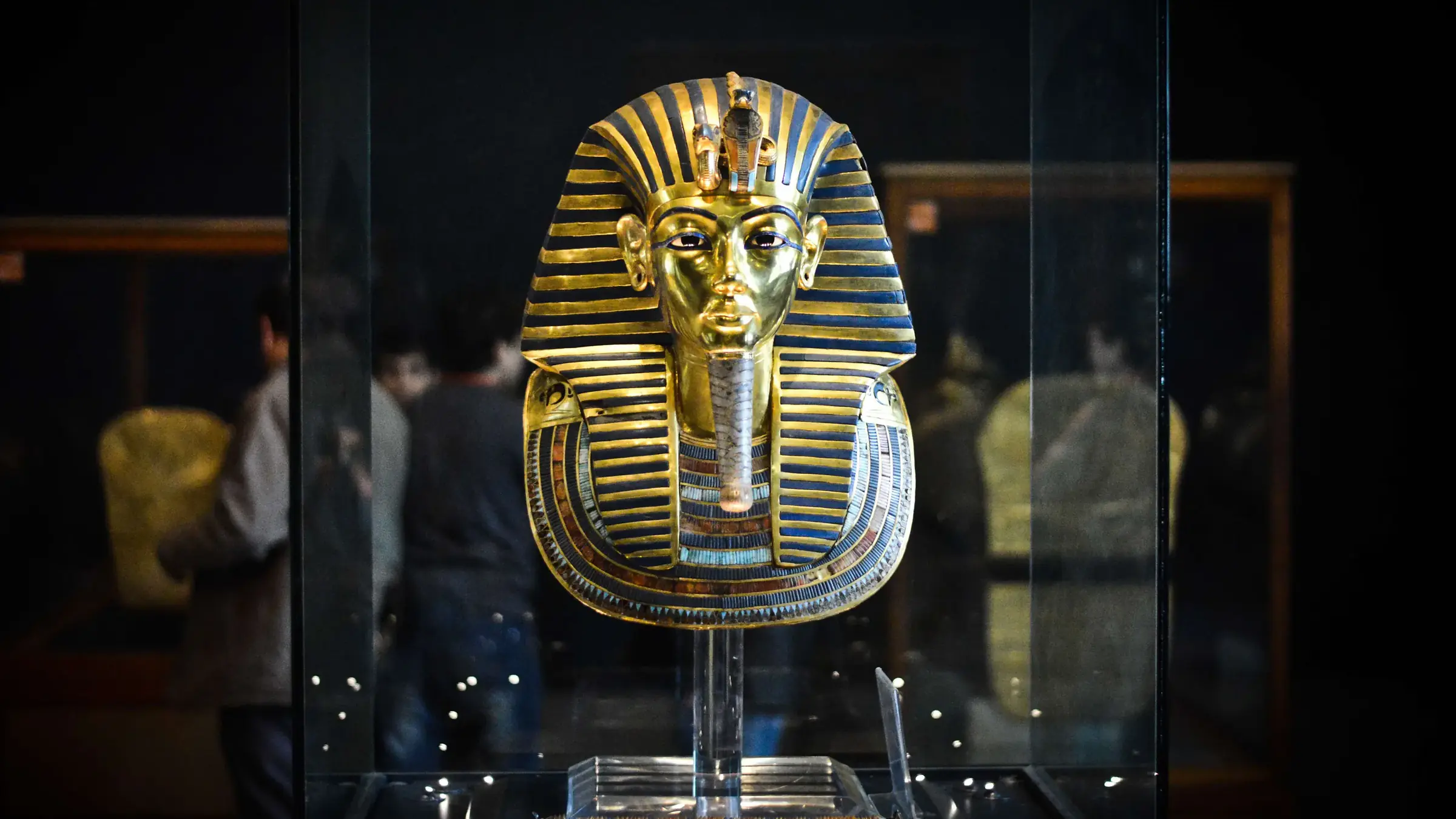 Golden mask of Tutankhamun, the hero image of the Fe y Aventura Tours website